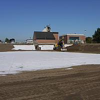 Tektoseal® Clay Bentonite Mat is gedeeltelijk bedekt met aarde na installatie