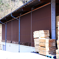 Bruine windbreeknetten als lambrisering voor een houten magazijn