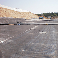 Basisafdichting voor stortplaatsen: Geogrid en NaBento® klei liners