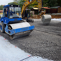 Wals verdicht grind en steenslag op Basetrac® Duo-C geocomposiet