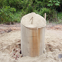 Een gevulde Ringtrac® kolom die uit de grond steekt