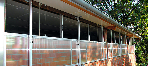 Lubratec hijsraam Opende Lubratec hijsraam op een stalgebouw