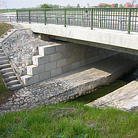 Bruggenhoofd over rivierloop tijdens herontwikkeling L71 - Huesker Projekte
